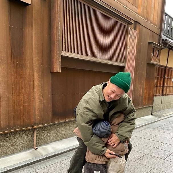 余文乐和他儿子黑白照,余文乐带儿子cody背影呆萌