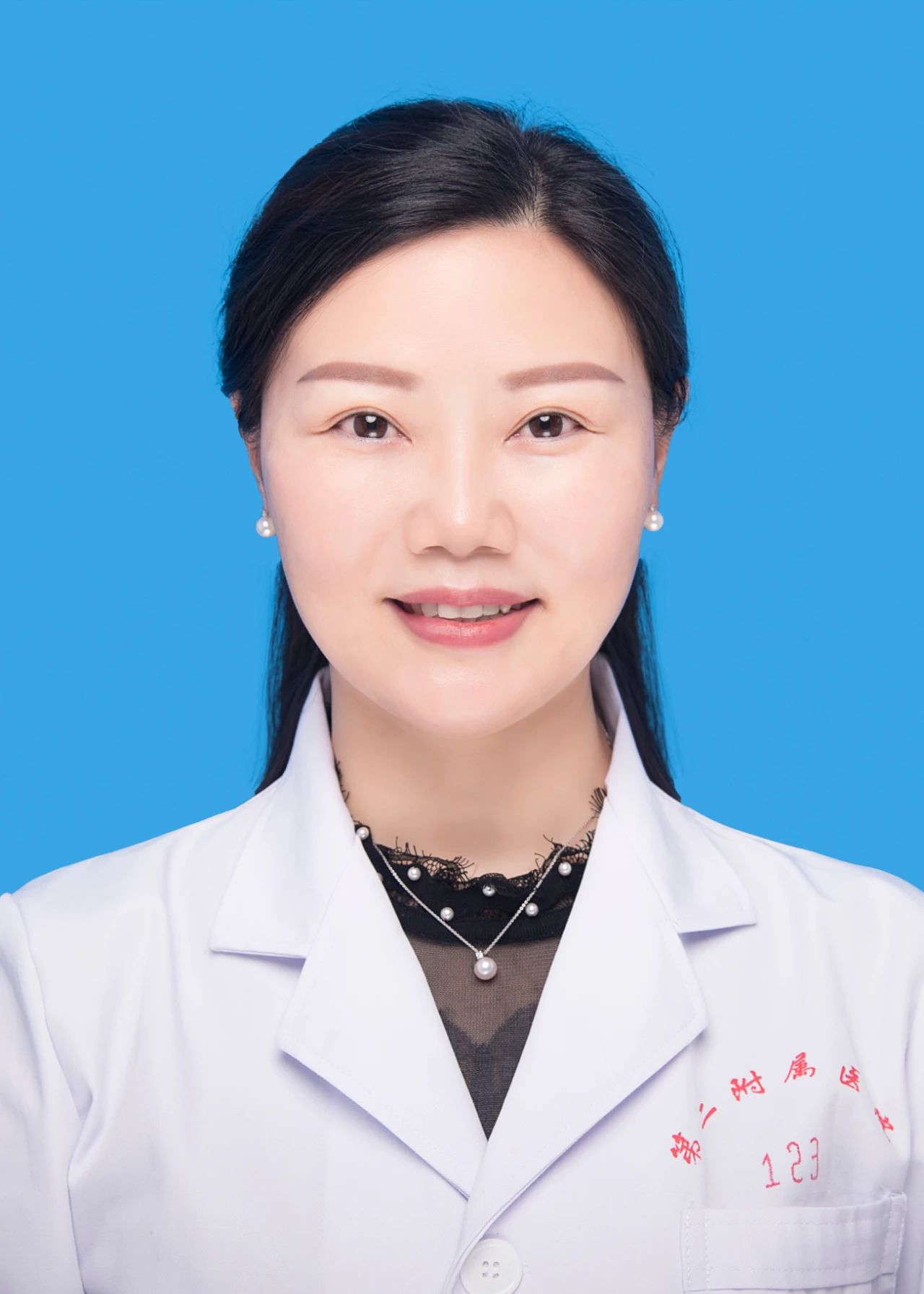 他站起来了改写一段话,他站了起来