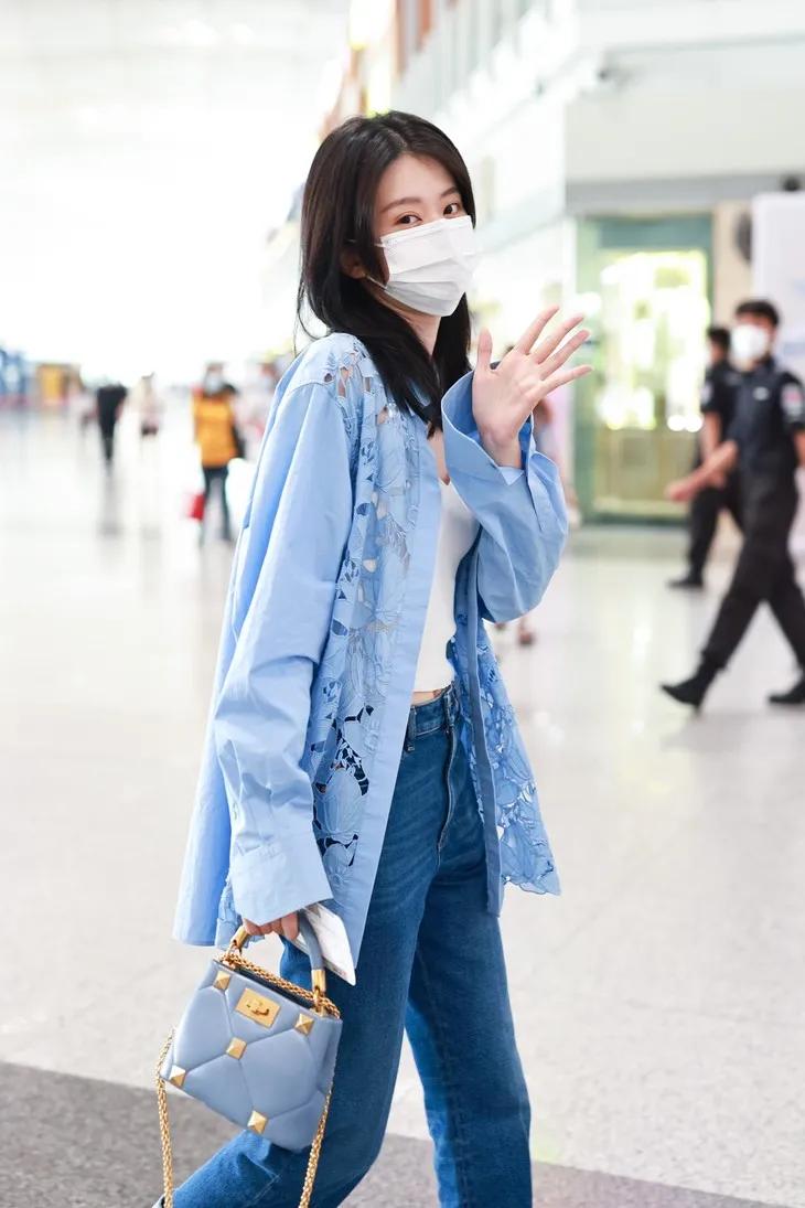 三里屯偶遇大幂幂,杨幂和闺蜜在三里屯逛街遭搭讪