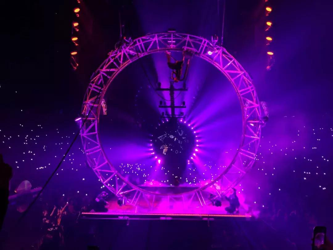 新媒体时代的沉浸式舞台设计,极简主义舞台设计