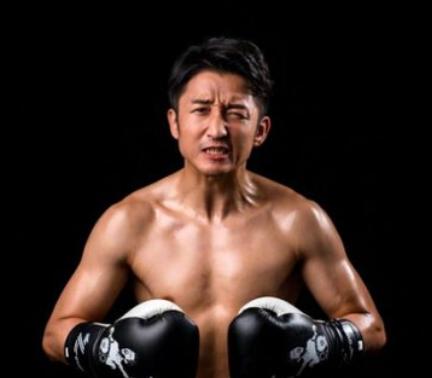 中国拳王邹市明一家近况,拳王邹市明现状