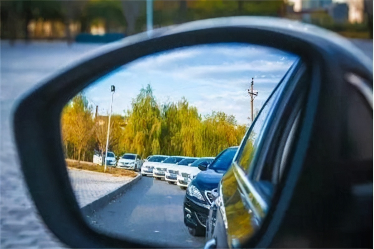 开车时后视镜有盲区怎么解决,后视镜的视野盲区一般怎么规避啊
