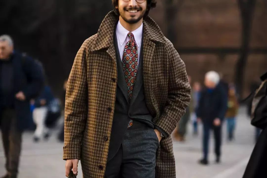 粗花呢西装搭配酒红色西裤,新中式复古风西装穿搭