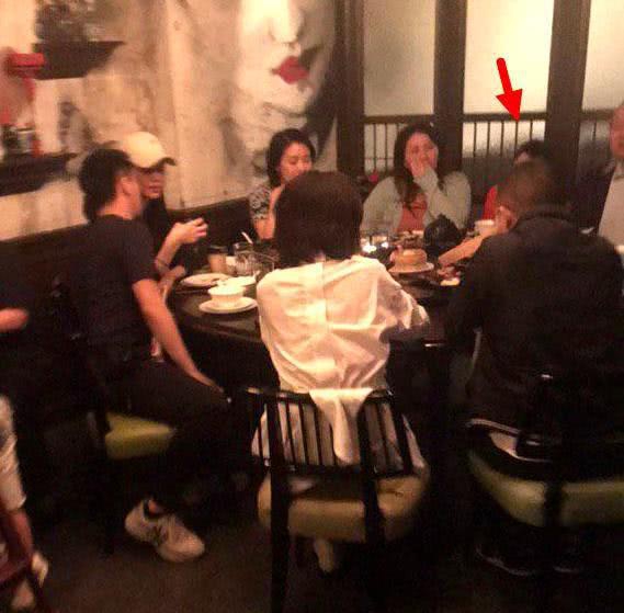 奚梦瑶何猷君戴情侣帽逛街,奚梦瑶同款帽子