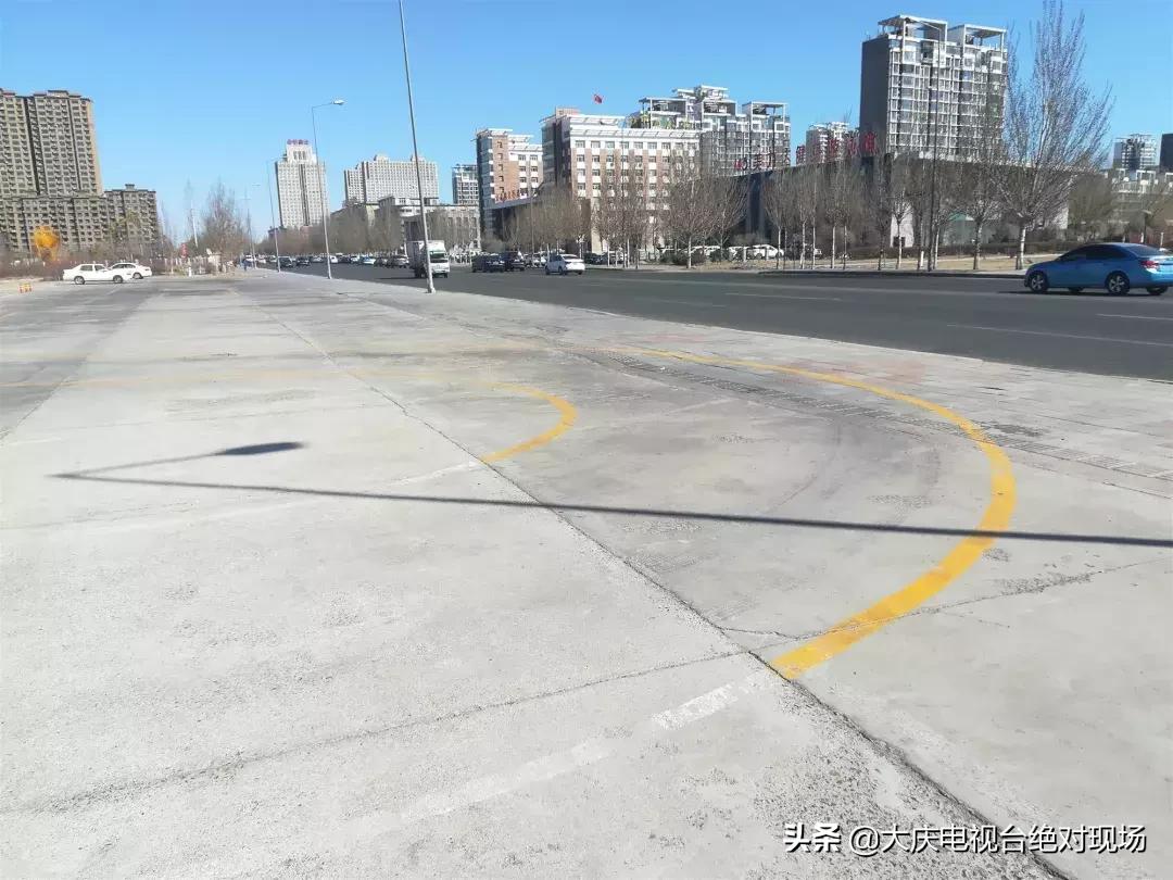 大庆平安驾校湖边停车场内练“倒库”如此练车“平安”吗？