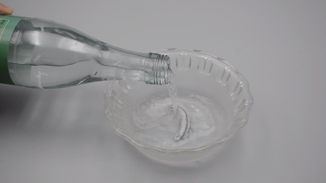 厨房玻璃有油怎么擦干净,厨房油玻璃怎么擦才干净