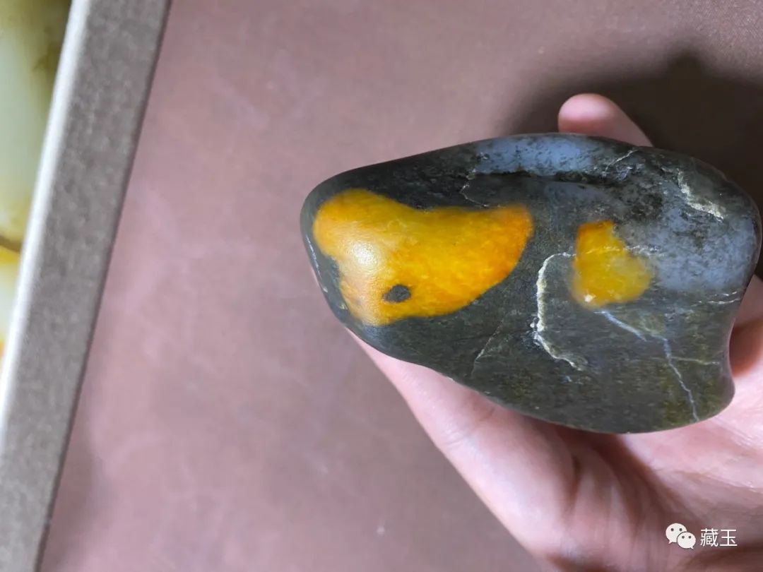 新疆和田玉籽料三色玉龙题材吊坠,和田玉籽料三色青花籽料多少钱