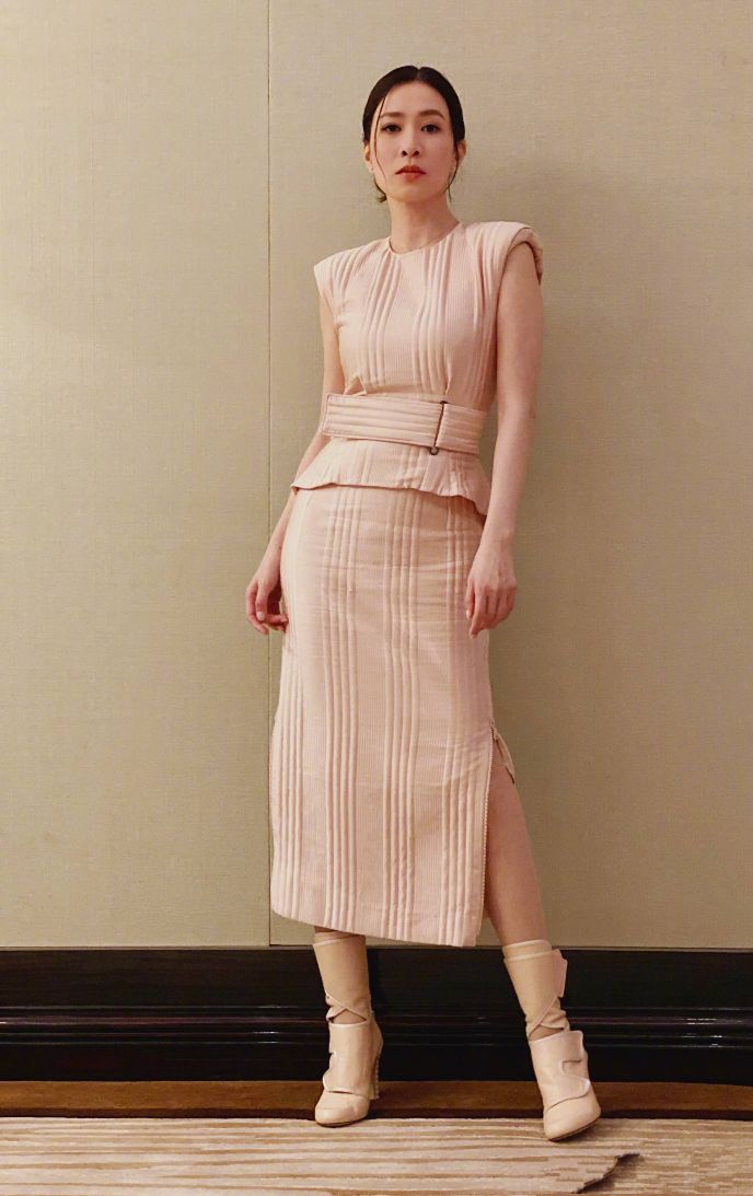 佘诗曼穿好看的灰色衣服裙子,佘诗曼风衣