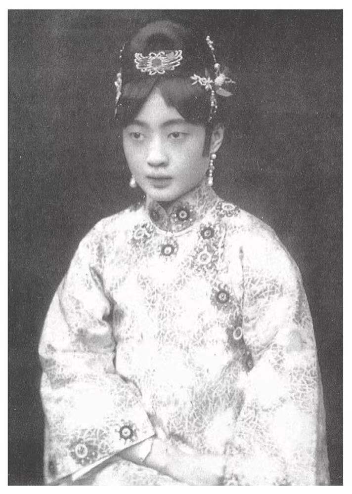 末代皇后婉容为何会被打入冷宫,末代皇帝皇后婉容的结局是什么