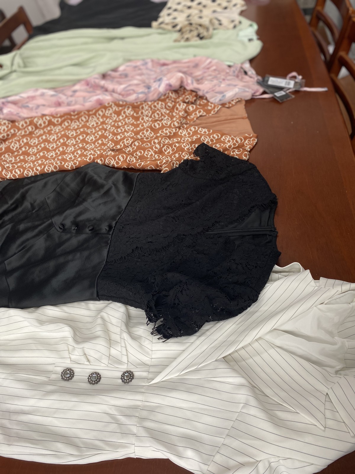 涉案假冒衣服40万处罚标准,卖仿冒品牌的衣服犯罪吗