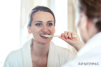 牙根已经黑了也松动了怎么拔掉,30多岁牙根都坏了怎么治