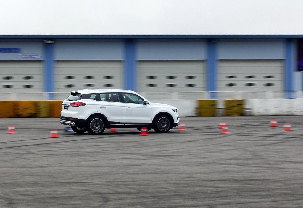 同级别杀伤力太强实拍吉利博越pro,吉利博越pro的爬坡能力