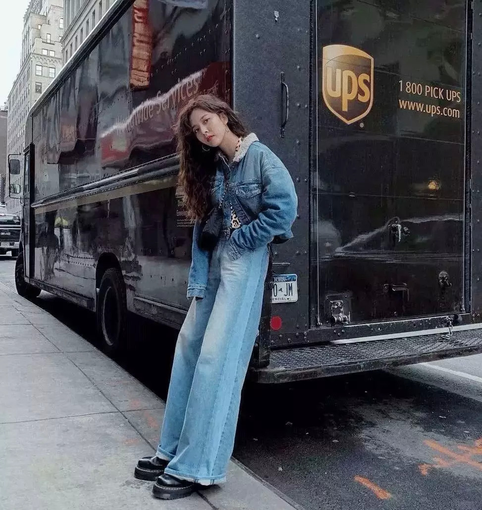 一点也不热，酷妹的马丁靴里都有空调