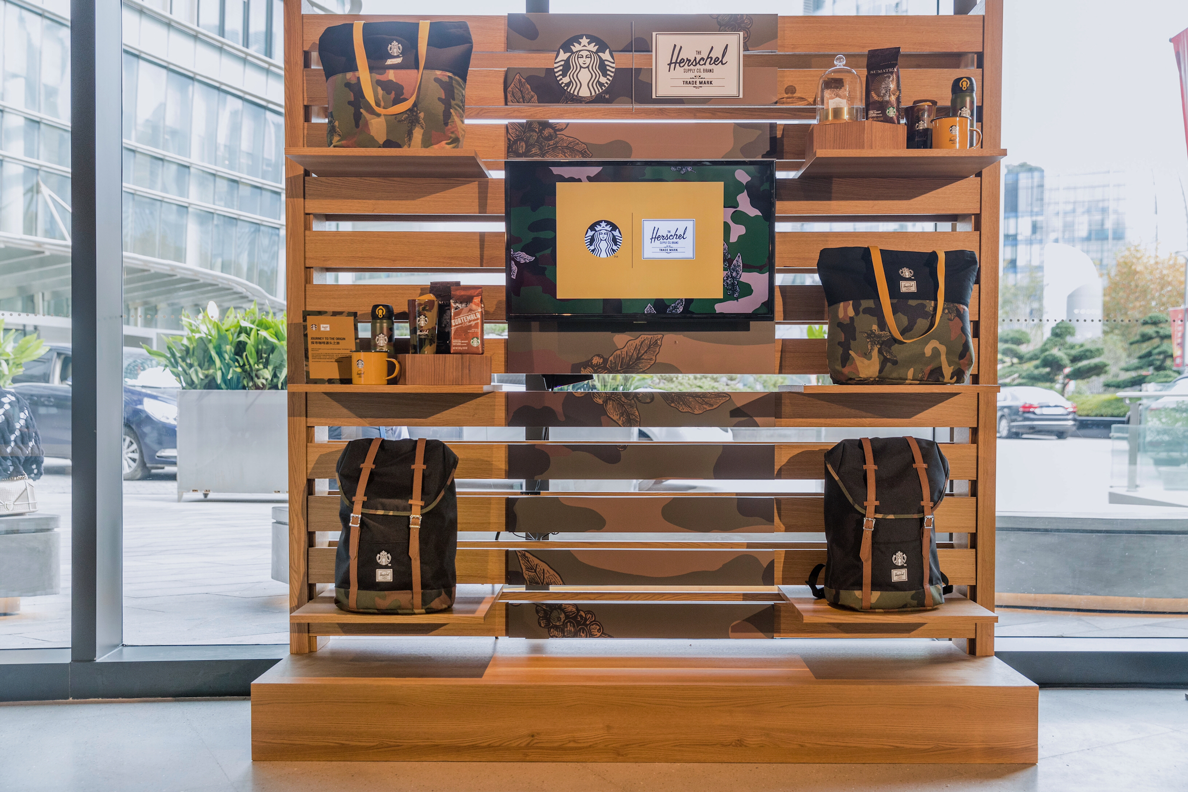 HerschelSupply携手星巴克中国呈献冬季特别合作系列