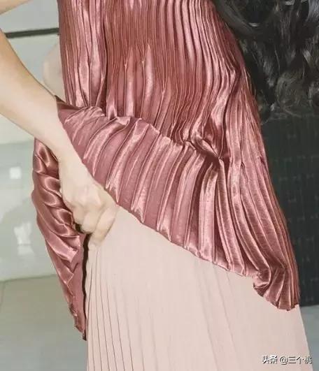 今年流行的裙子不穿高跟鞋,穿今年最流行的裙子