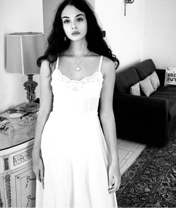 莫妮卡•贝鲁奇穿开叉裙,身材火辣不似55岁,10岁女儿颜值却被嘲