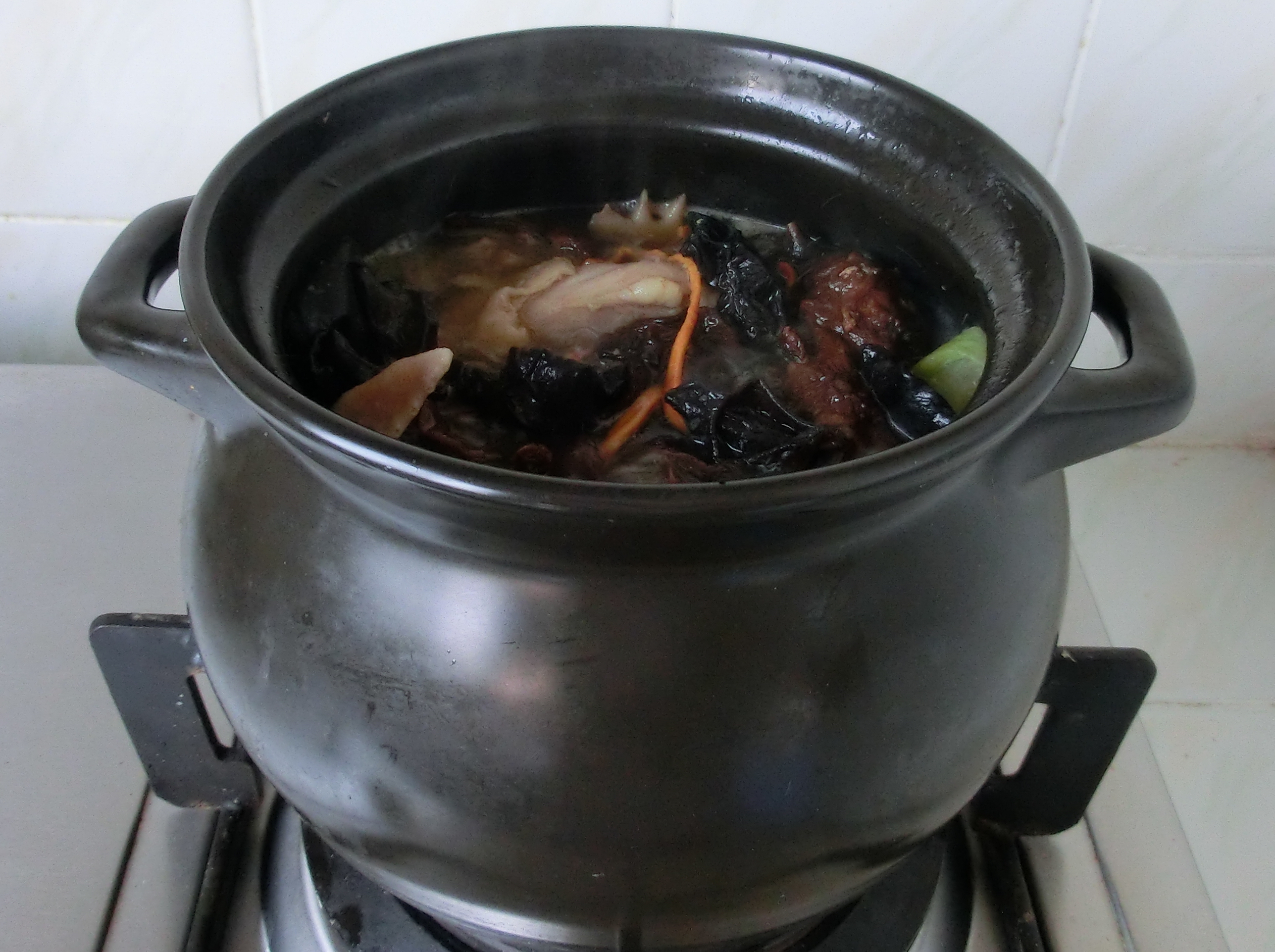 瓦罐土鸡汤怎么炖好喝又营养,好吃又营养土瓦罐熬的老母鸡汤