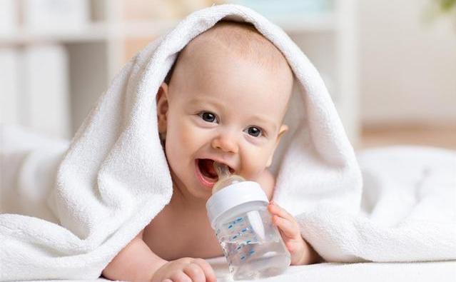 如何让宝宝接受奶瓶办法都在这里,宝宝拒绝奶瓶喂养用什么奶瓶