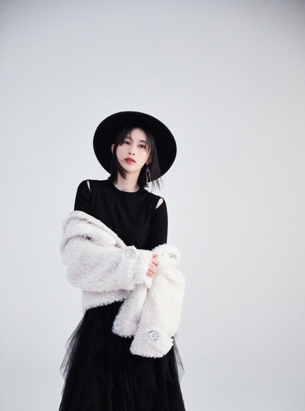 她曾沉寂4年因《男人帮》再走红,穿针织衫配轻纱裙,仙气十足