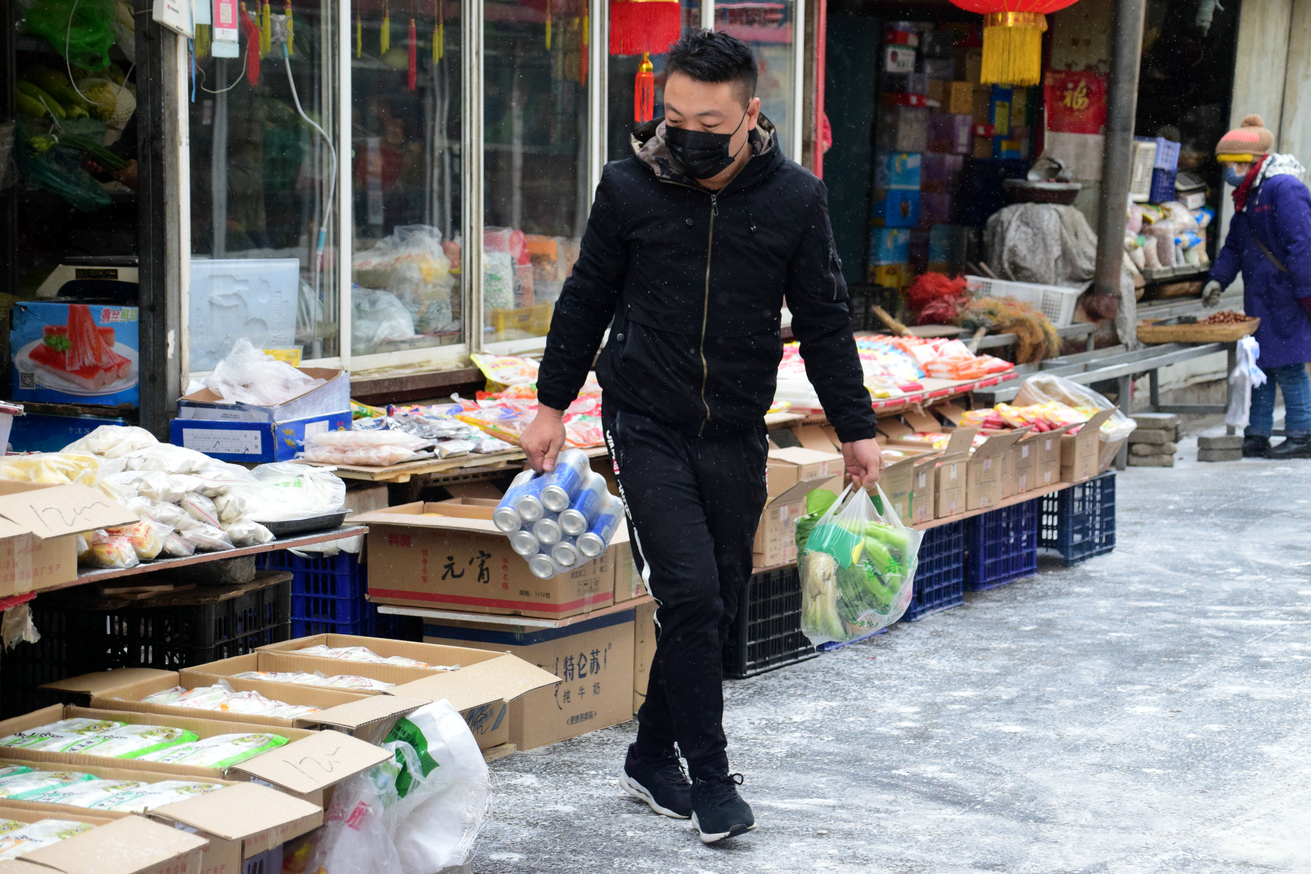 日伪时期一家瘟死俩儿子，老爹急红了眼，抄起碾棍去庙里打阎王爷