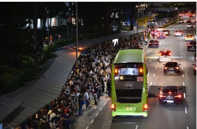 一大波视频+动图，带你感受地铁大瘫痪后的新加坡人人从从从众