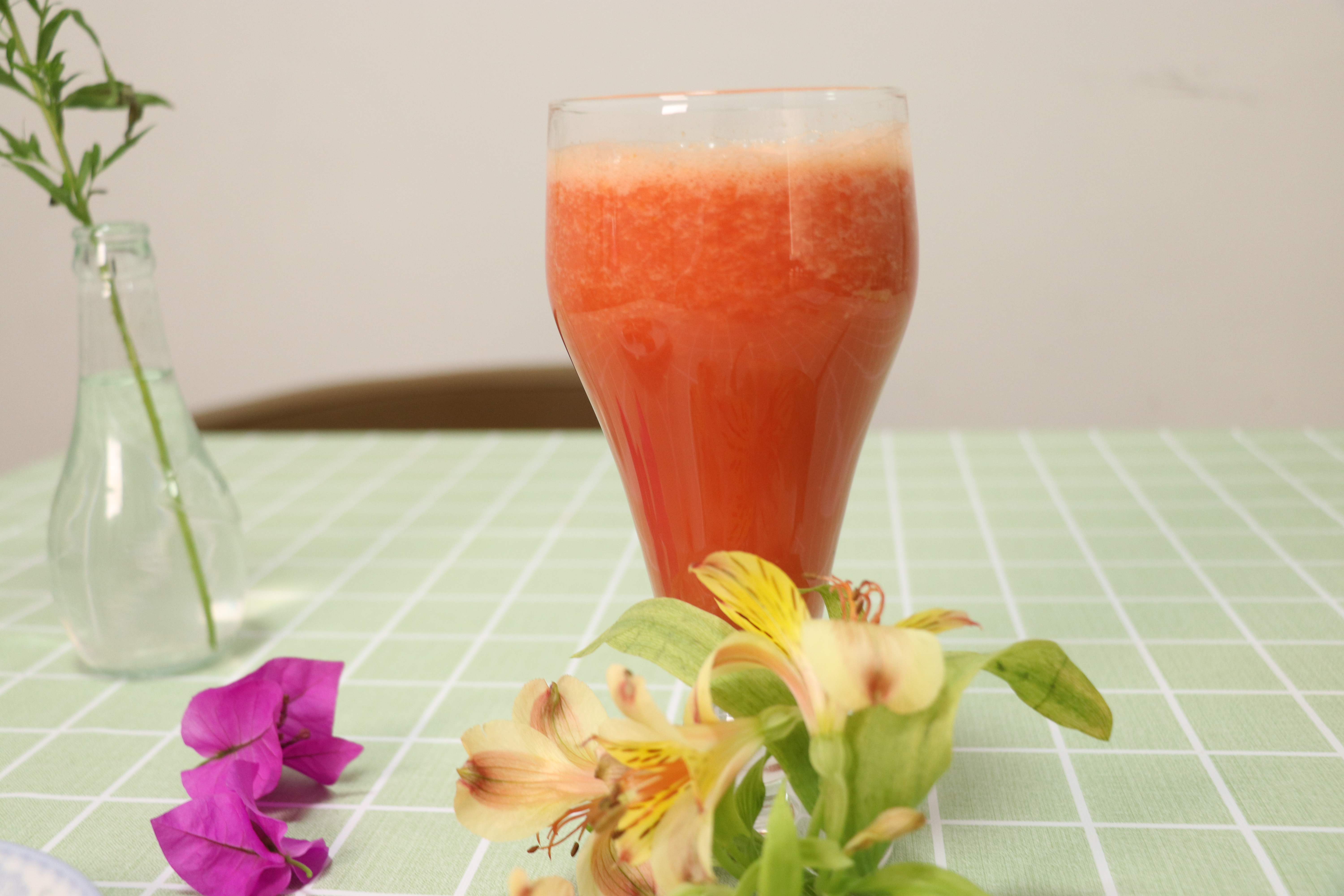 夏天到了出门一定要喝一杯番茄胡萝卜汁，等于给皮肤涂了一层防晒