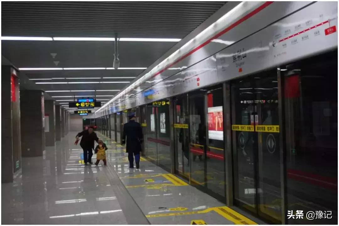 郑州十年的变化,郑州78岁老人为变年轻花30万