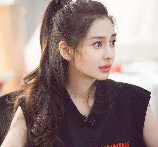 不烫不染圆脸女生适合的发型,圆脸适合黑长直还是适合自然刘海