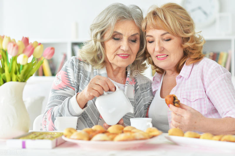 老年人补充哪些优质的蛋白质食物,老年人蛋白质如何通过食物摄取