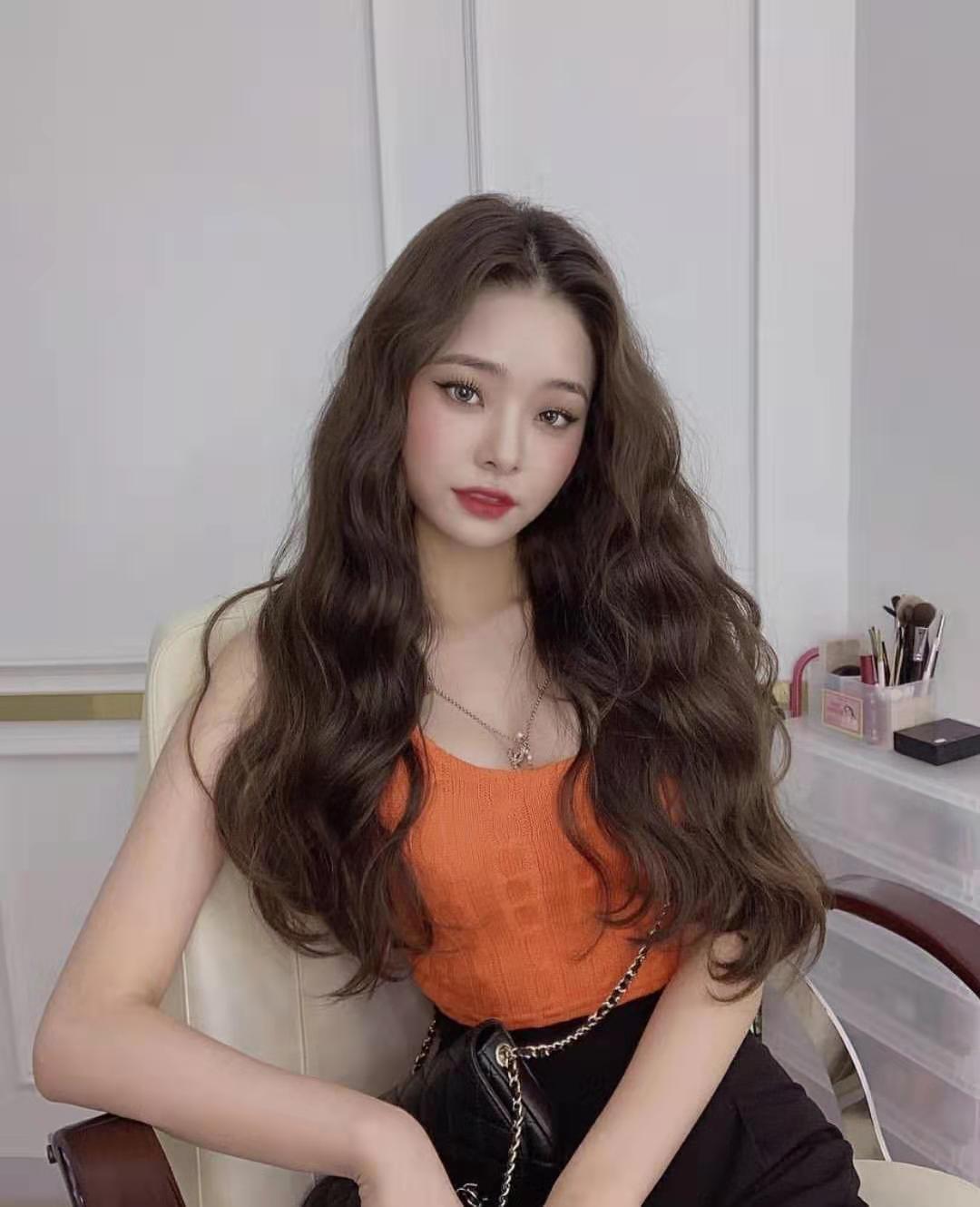 圆脸适合的短发发型烫发免打理,45岁减龄烫发发型免打理