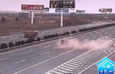 美女怕勒胸这样系安全带，竟活生生被拦腰折断！