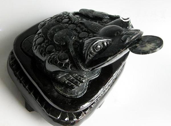 黑色翡翠的辨别及其相似玉种鉴定