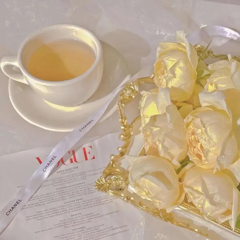 “浪漫黄玫瑰背景：玫瑰配你才浪漫，电影和你才好看”