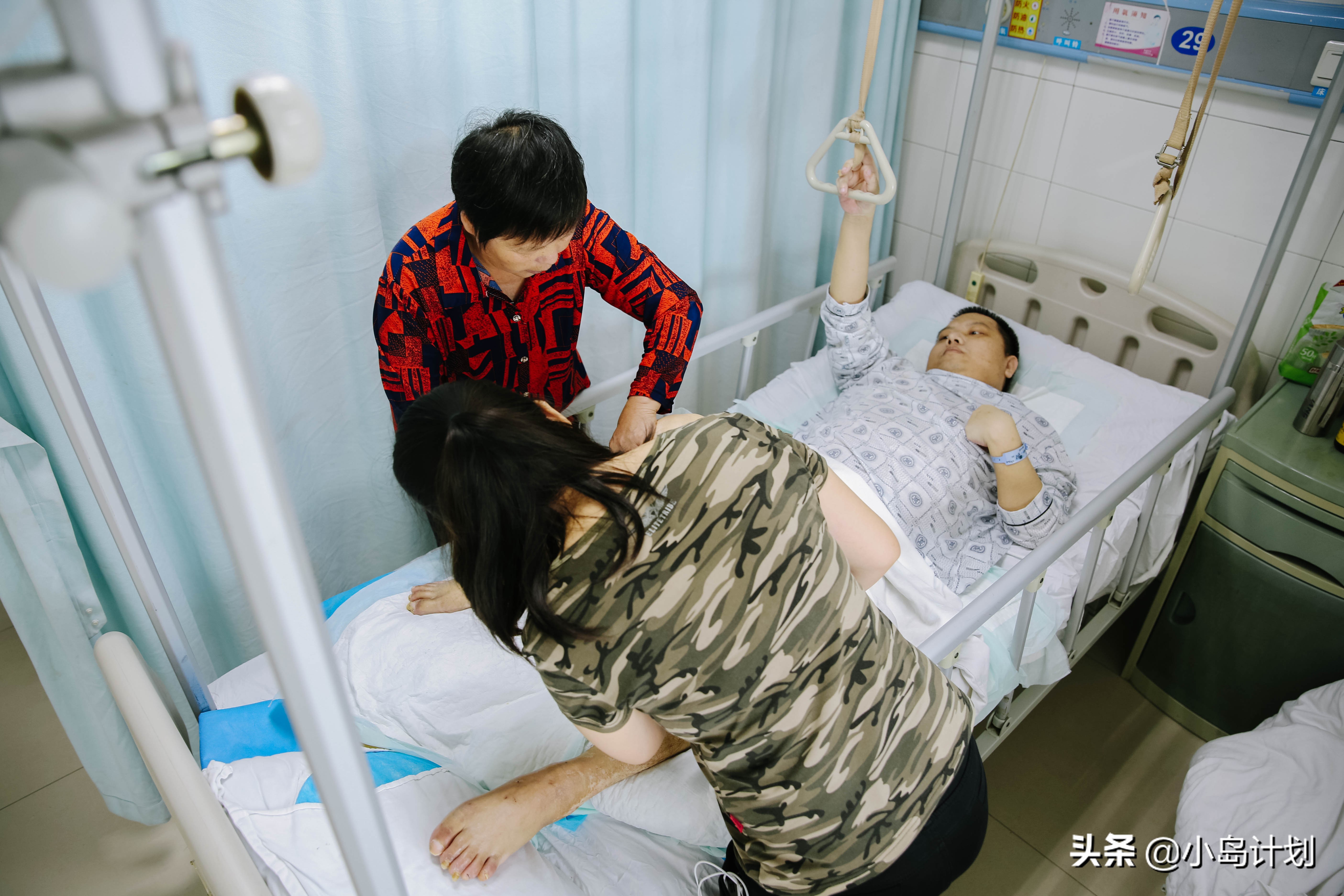 上门女婿意外残废,男子高位截瘫准丈母娘照顾