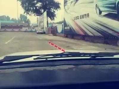 科二找边线30公分最简单方法,科二怎么保证车离边线30公分左右
