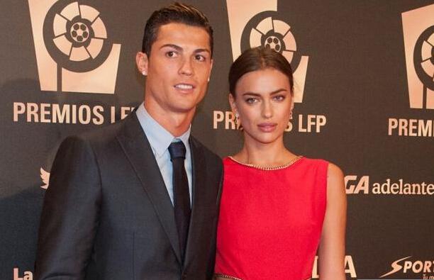 伊莲娜带孩子出街,伊莲娜穿母女装