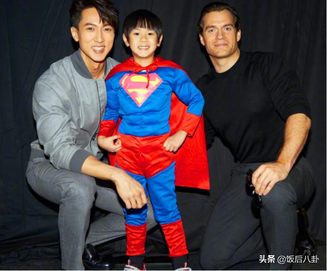 吴尊儿子写真图片,吴尊带儿子与偶像max合影