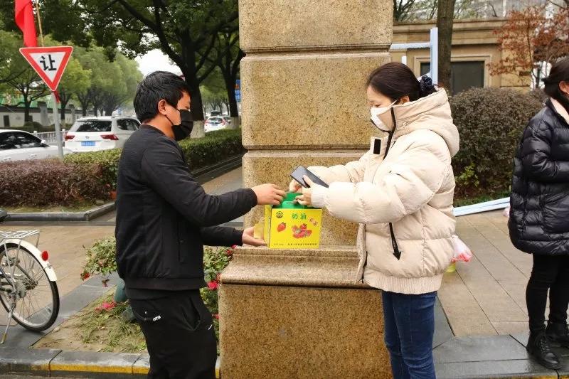 她是余杭一个微信群主光一个群就能卖30多万！近期更是卖疯！卖的啥？