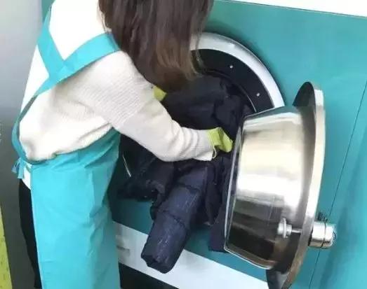 冬天洗羽绒服为什么有水印,深色羽绒服洗后有水印怎么去除