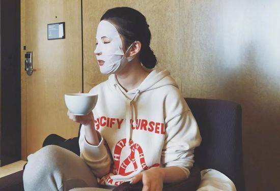 贴面膜有点小刺痛是缺水吗,脸部缺水贴面膜会刺痛是怎么回事