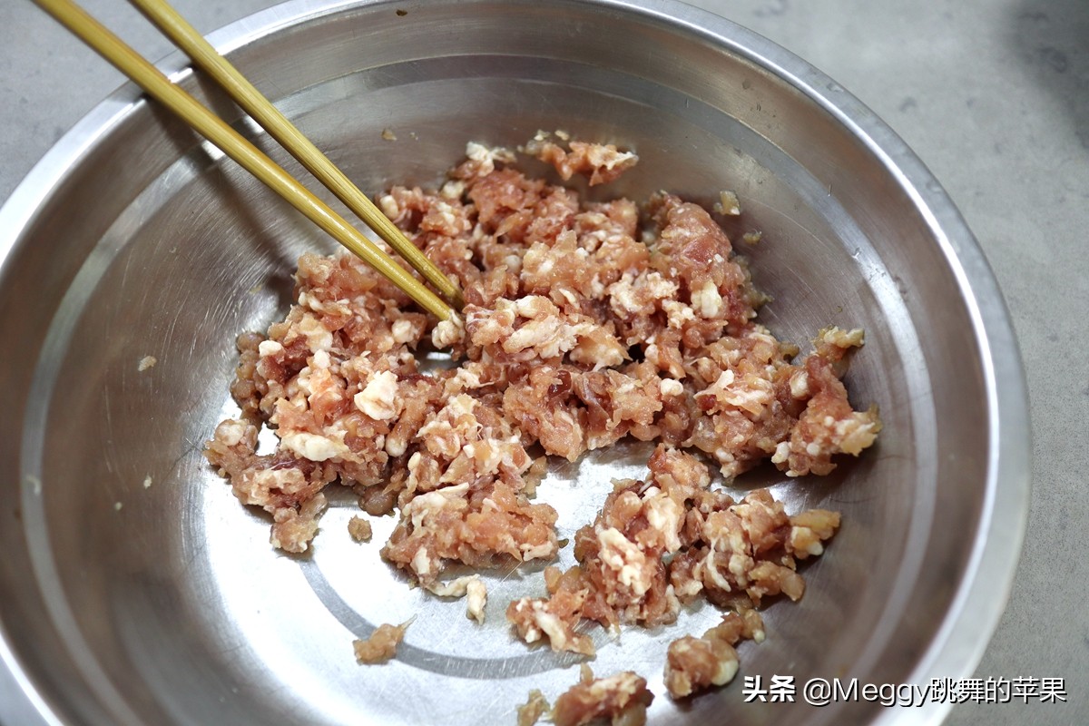 1碗肉馅1个蛋,顺手蒸个鸟巢太阳蛋,香嫩多汁,老公说有老家味儿