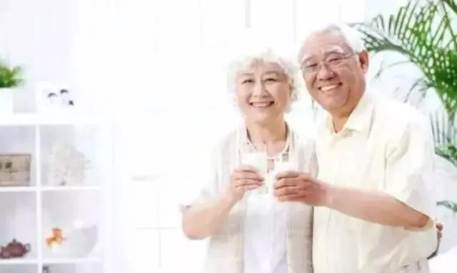 喝羊奶好处多哪些人更应该喝羊奶,羊奶是羊奶粉好还是鲜羊奶好