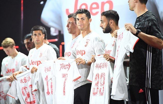 c罗转会尤文迪巴拉踢什么位置,c罗迪巴拉尤文新球衣图片