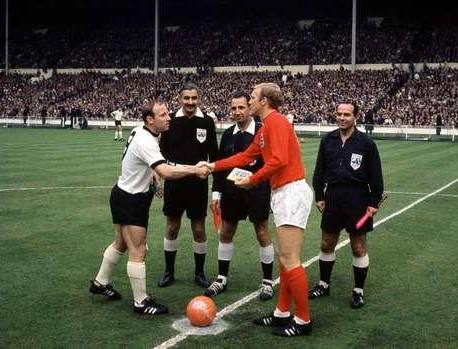 博比摩尔和阿什利科尔哪个厉害,英格兰球员博比摩尔