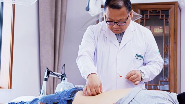 但凭一枚针，悬壶济世人