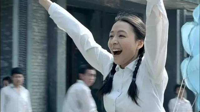 地位与张艺谋不相上下,他第一次做导演,扯掉了理想主义的遮羞布