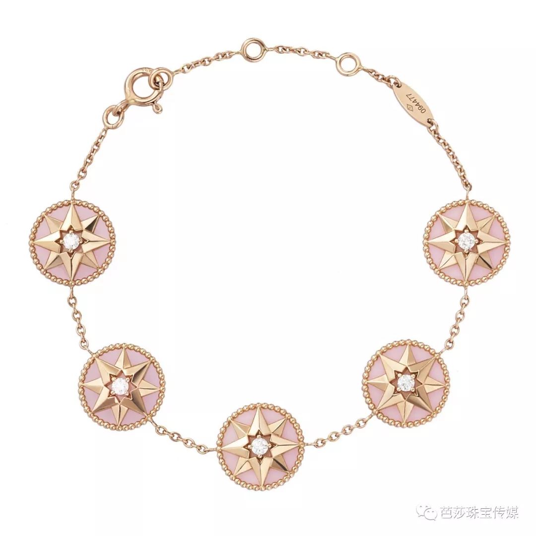 早春最流行的珠宝搭配,什么穿搭可以戴夸张的珠宝