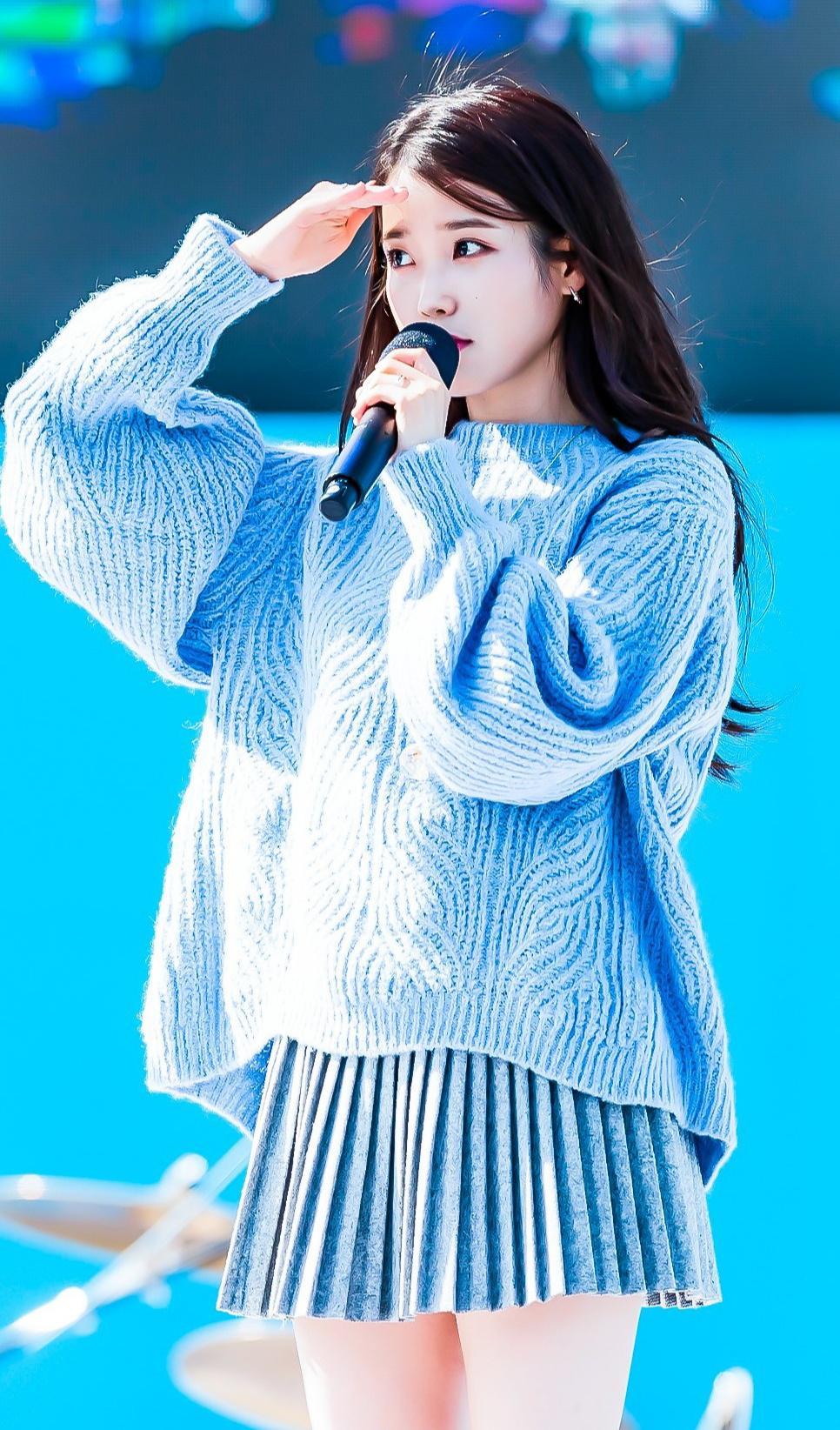 IU李智恩现身米兰,身穿军绿色风衣,是印象中的初恋脸没错了