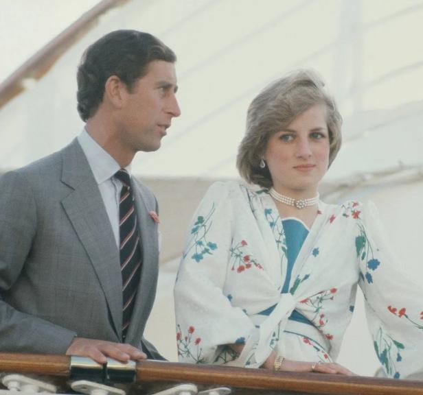 戴安娜在机场喊爸爸,菲利普亲王和戴安娜恋爱过程