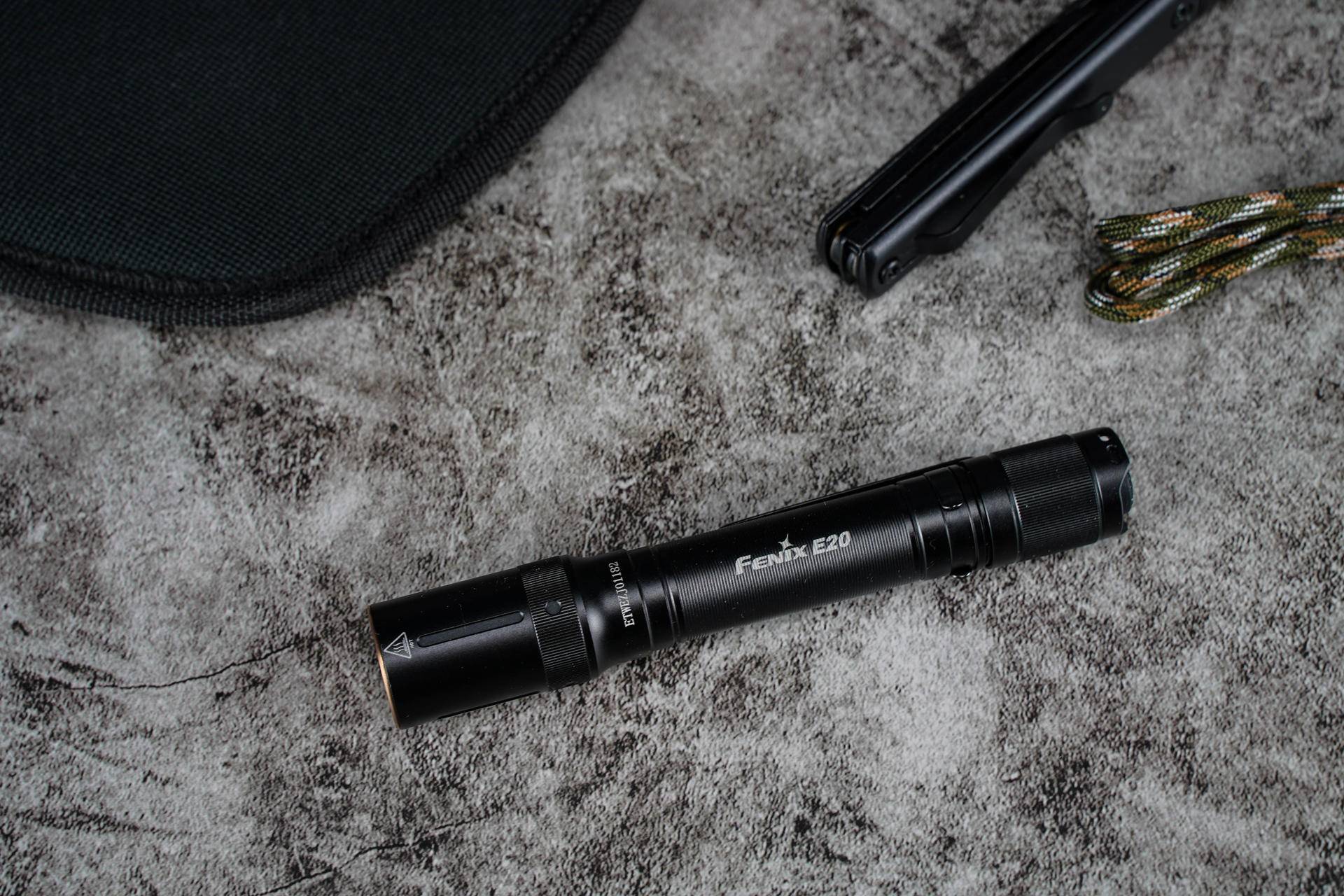 小巧便携，亮度高！体验菲尼克斯E20V2.0便携手电